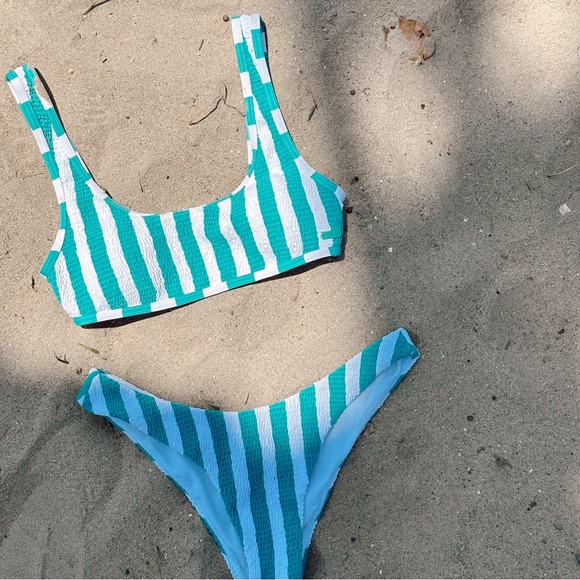 RETRO-INSPIRED Roxy smocked striped bikini - Picture 2 of 5